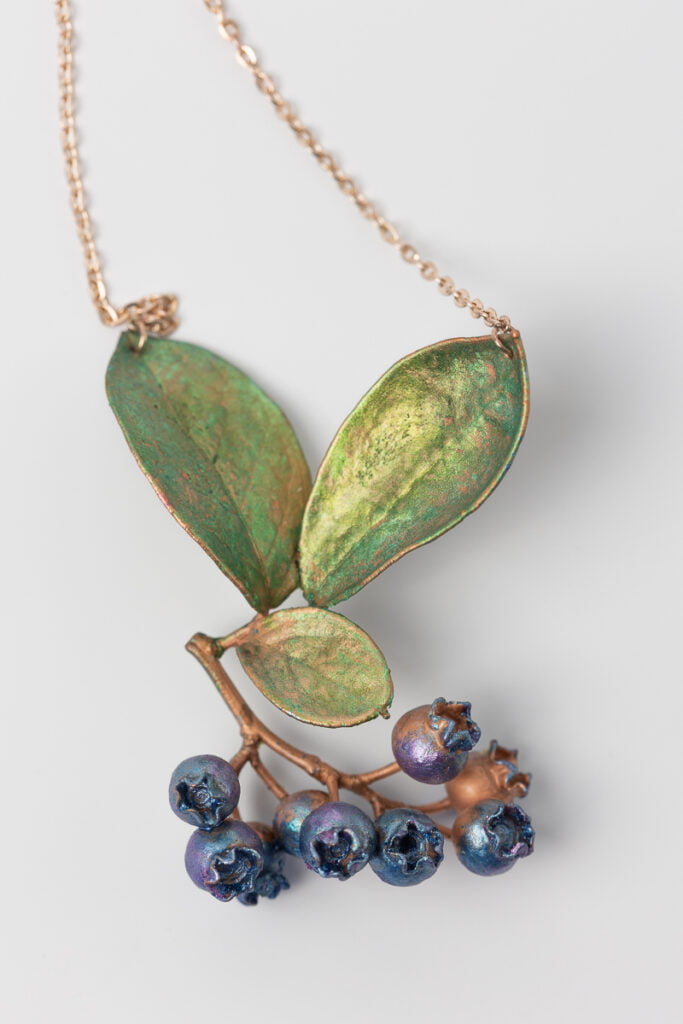 blueberry, borůvky,necklace, náhrdelník, originální šperky, original jewel, jewellery, leafinside, galvanoplastika, copper, best gift, dárek, na valentýna, vánoční dárek, stylový šperk, šperk,