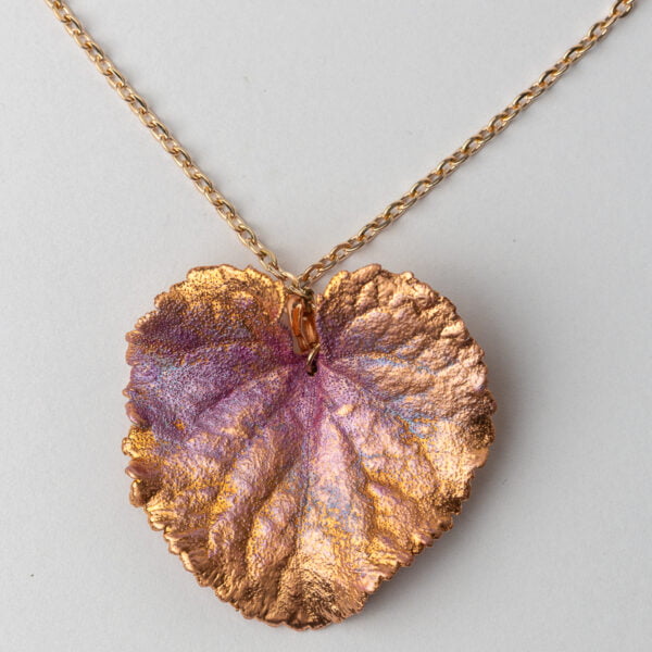 violet, fialka,necklace, náhrdelník, originální šperky, original jewel, jewellery, leafinside, galvanoplastika, copper, best gift, dárek, na valentýna, vánoční dárek, stylový šperk, šperk, madeira collection,
