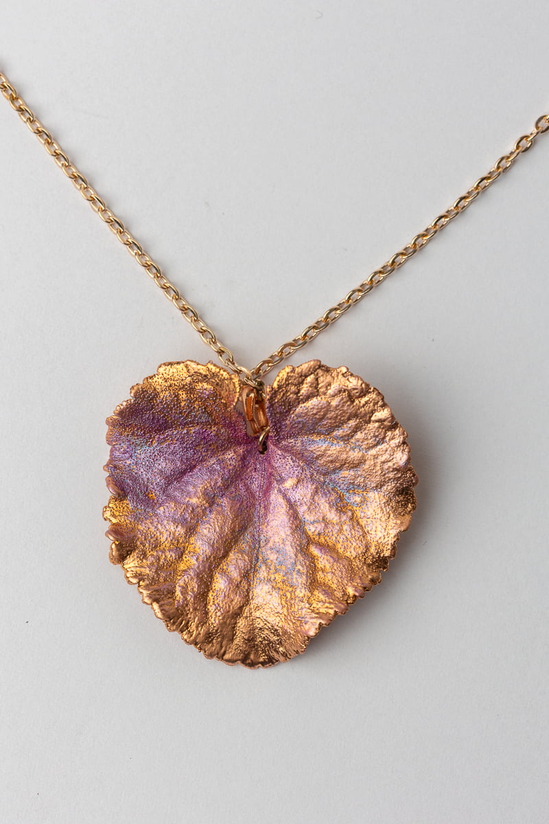 violet, fialka,necklace, náhrdelník, originální šperky, original jewel, jewellery, leafinside, galvanoplastika, copper, best gift, dárek, na valentýna, vánoční dárek, stylový šperk, šperk, madeira collection,