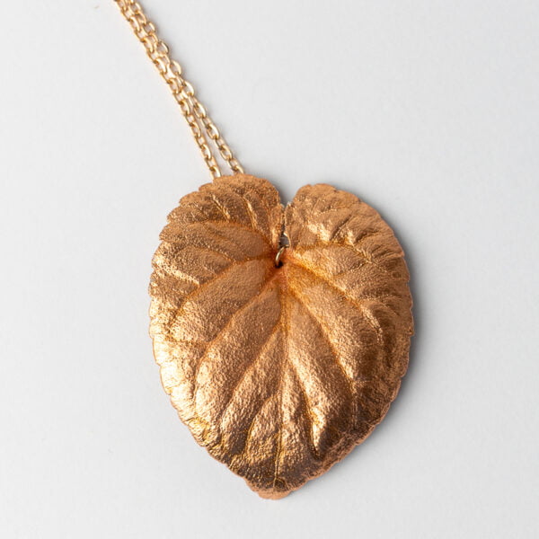 violet, fialka,necklace, náhrdelník, originální šperky, original jewel, jewellery, leafinside, galvanoplastika, copper, best gift, dárek, na valentýna, vánoční dárek, stylový šperk, šperk, madeira collection,