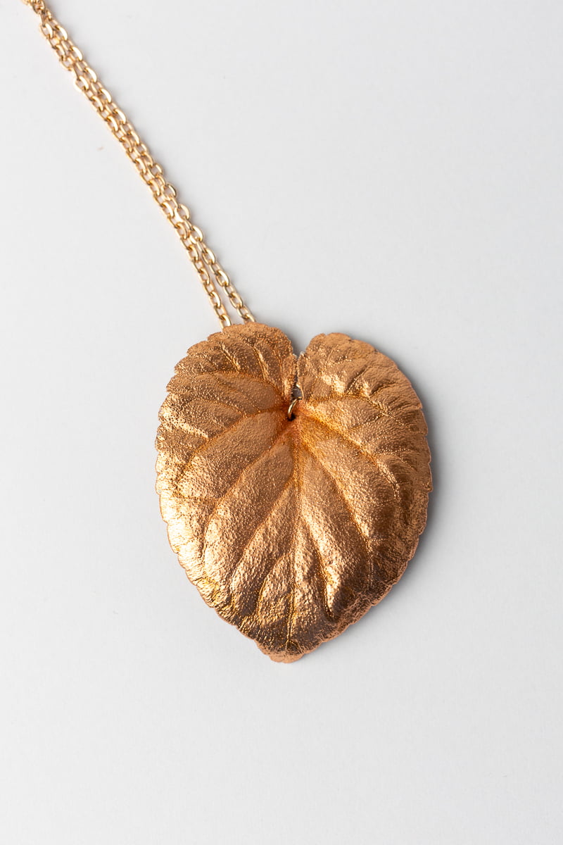 violet, fialka,necklace, náhrdelník, originální šperky, original jewel, jewellery, leafinside, galvanoplastika, copper, best gift, dárek, na valentýna, vánoční dárek, stylový šperk, šperk, madeira collection,